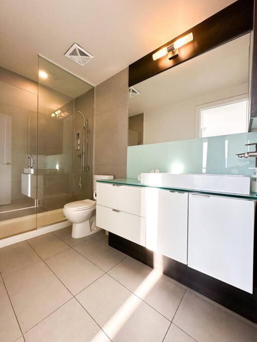 Elegant Suites - City Views, Lake View, Free Parking Τορόντο Εξωτερικό φωτογραφία