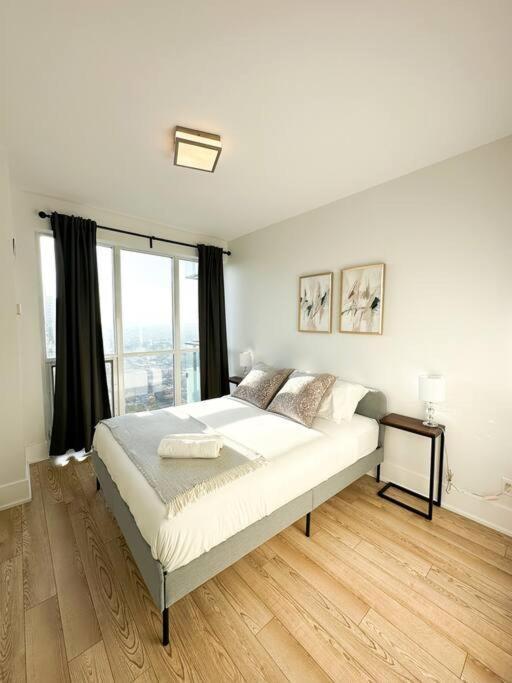 Elegant Suites - City Views, Lake View, Free Parking Τορόντο Εξωτερικό φωτογραφία