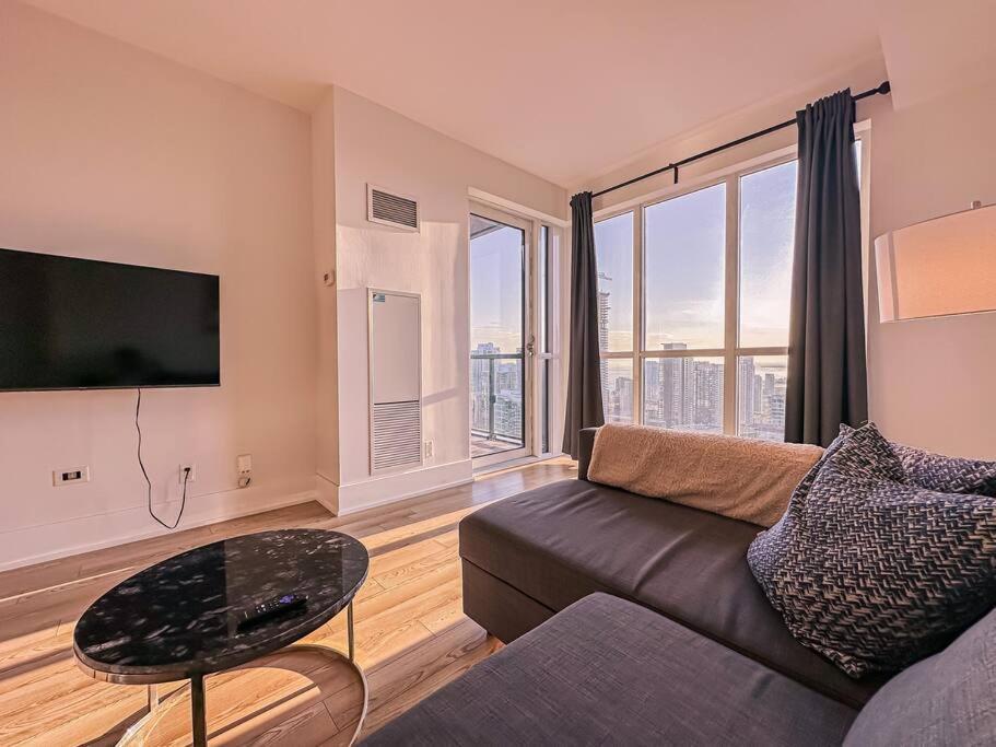 Elegant Suites - City Views, Lake View, Free Parking Τορόντο Εξωτερικό φωτογραφία