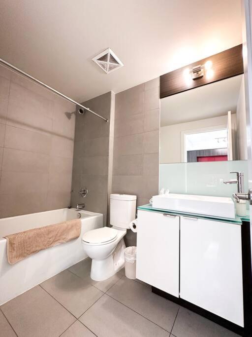 Elegant Suites - City Views, Lake View, Free Parking Τορόντο Εξωτερικό φωτογραφία