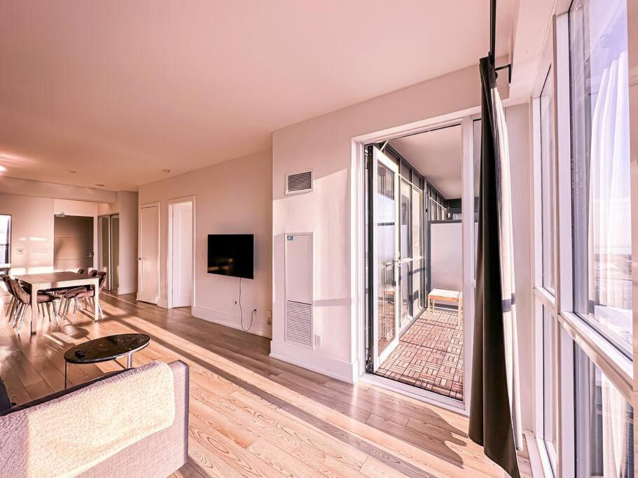 Elegant Suites - City Views, Lake View, Free Parking Τορόντο Εξωτερικό φωτογραφία