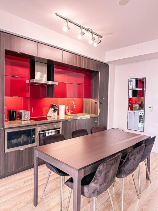 Elegant Suites - City Views, Lake View, Free Parking Τορόντο Εξωτερικό φωτογραφία